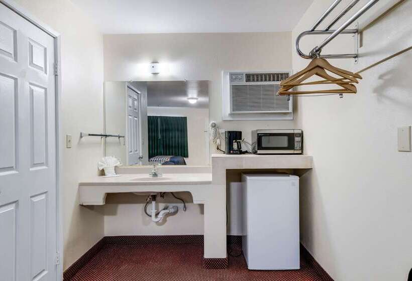 Отель Rodeway Inn & Suites Blythe I 10