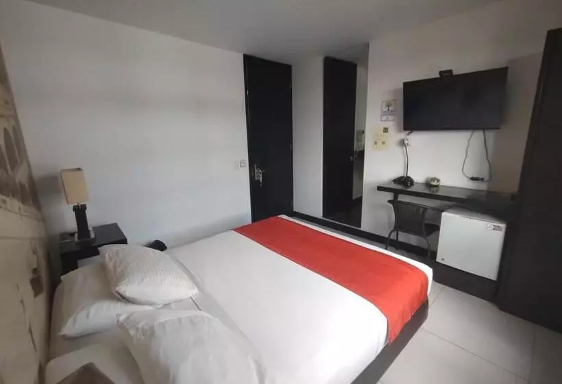 Hotel Puerta De San Antonio