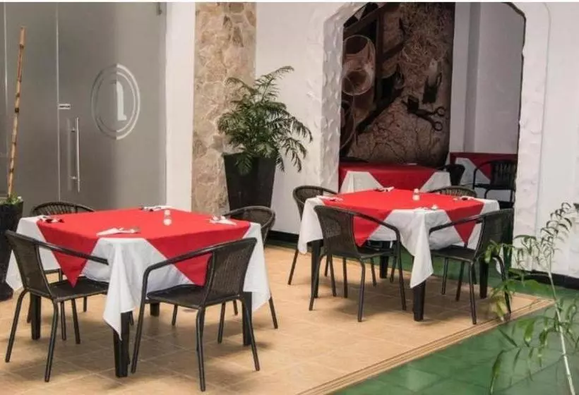 Hotel Puerta De San Antonio