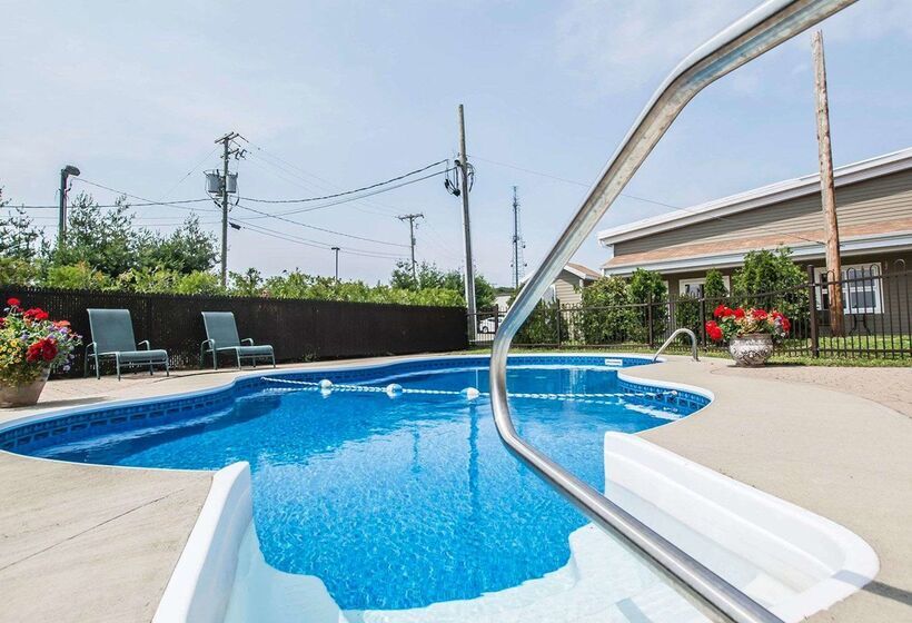 בית מלון כפרי Econo Lodge Inn & Suites