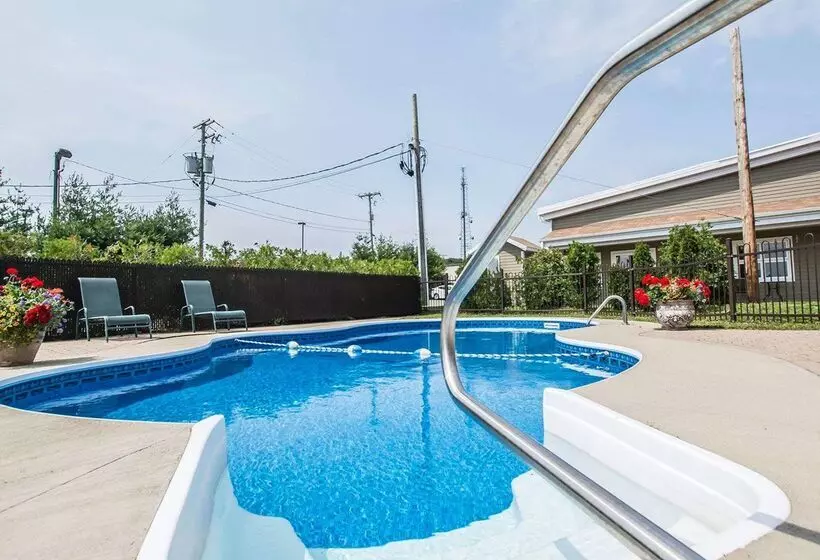 호텔 Econo Lodge Inn & Suites