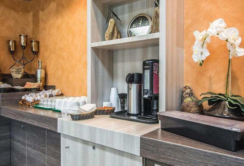 בית מלון כפרי Econo Lodge Inn & Suites