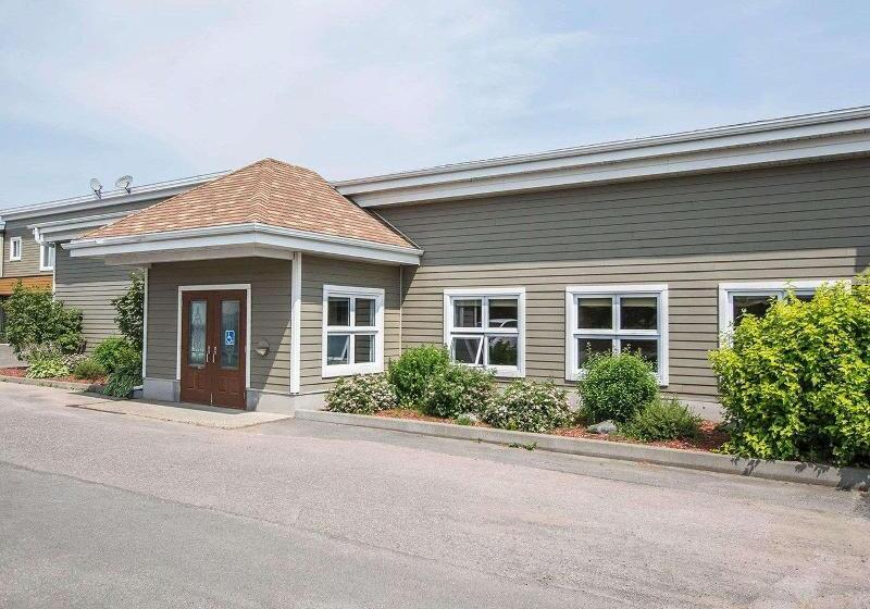 בית מלון כפרי Econo Lodge Inn & Suites