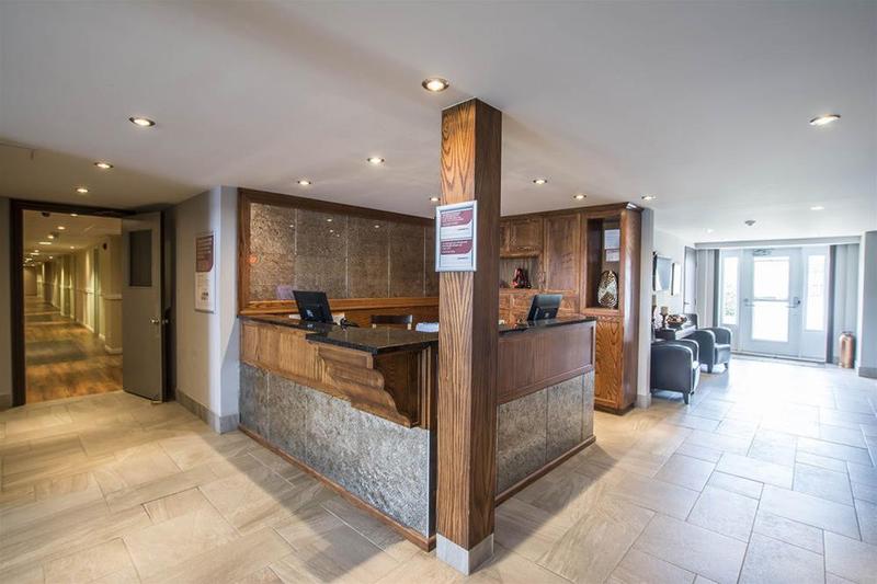 בית מלון כפרי Econo Lodge Inn & Suites