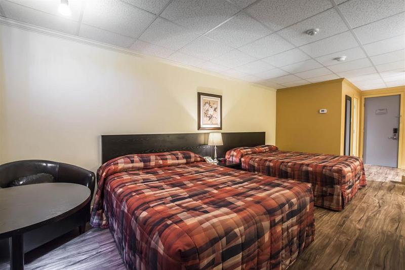 בית מלון כפרי Econo Lodge Inn & Suites