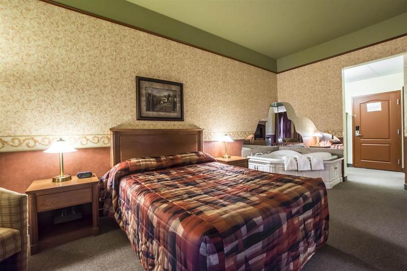 בית מלון כפרי Econo Lodge Inn & Suites