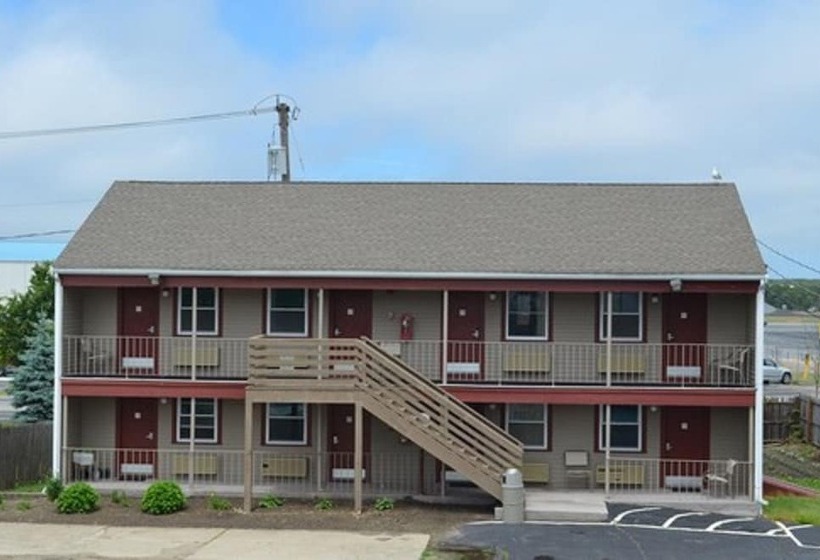 فندق Hyannis Host Inn