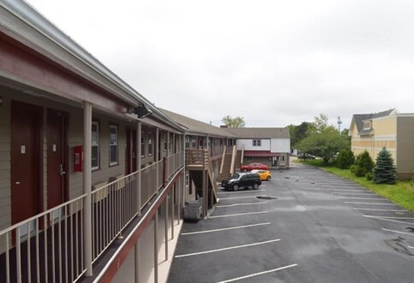 فندق Hyannis Host Inn