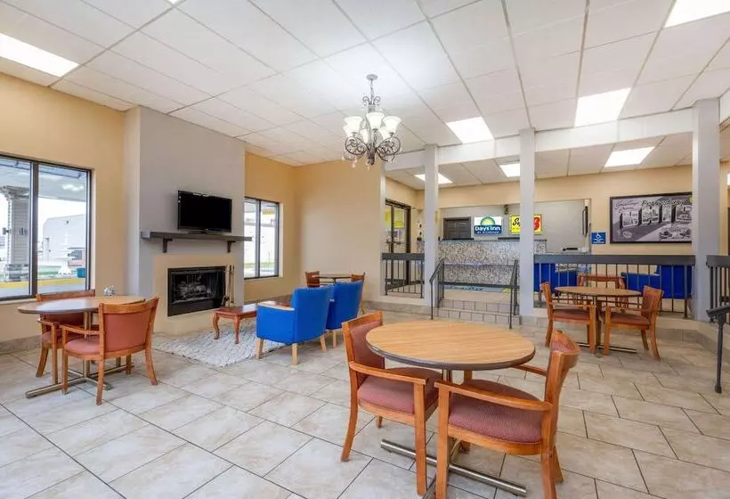 בית מלון כפרי Super 8 By Wyndham Perrysburg Toledo