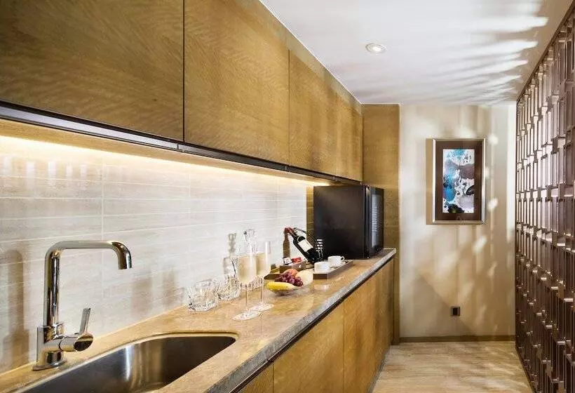 The La Hotel 新世界伟瑞酒店