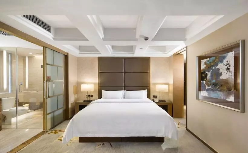 The La Hotel 新世界伟瑞酒店