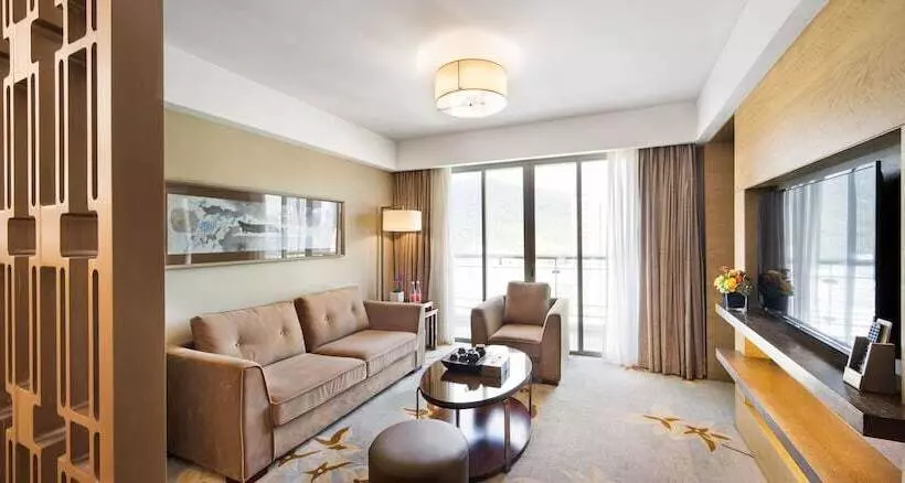 The La Hotel 新世界伟瑞酒店