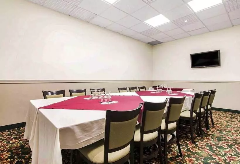 בית מלון כפרי Travelodge By Wyndham Troisrivieres