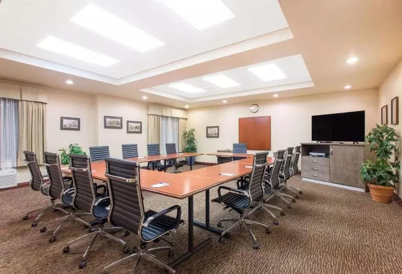 Отель Baymont By Wyndham Plymouth