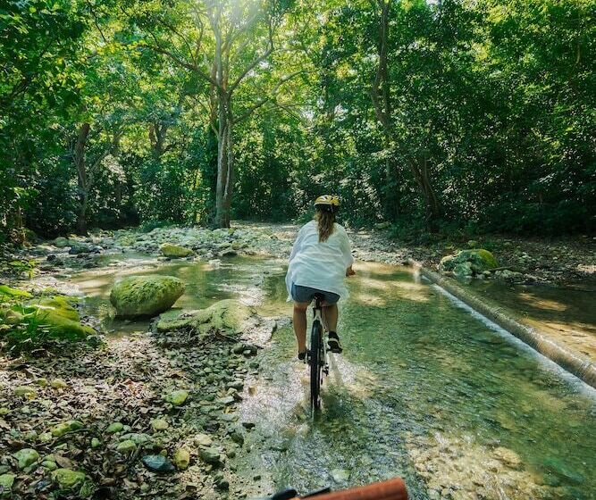 هتل Casa Bonita Tropical Lodge