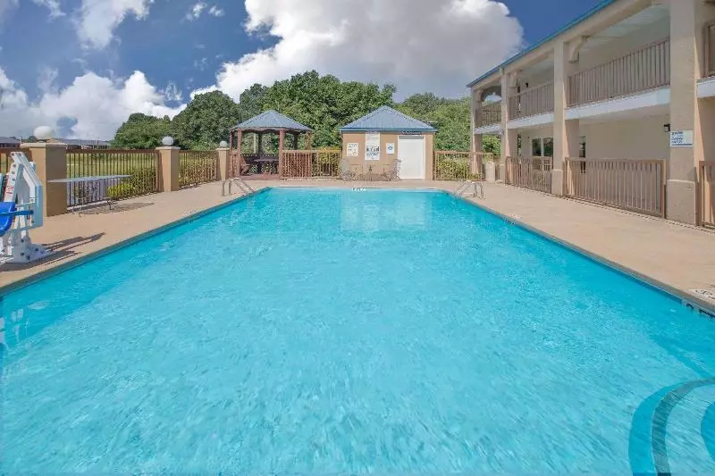 ホテル Days Inn & Suites By Wyndham Pine Bluff