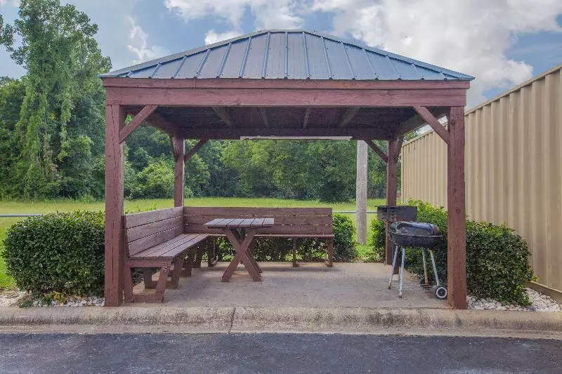 ホテル Days Inn & Suites By Wyndham Pine Bluff