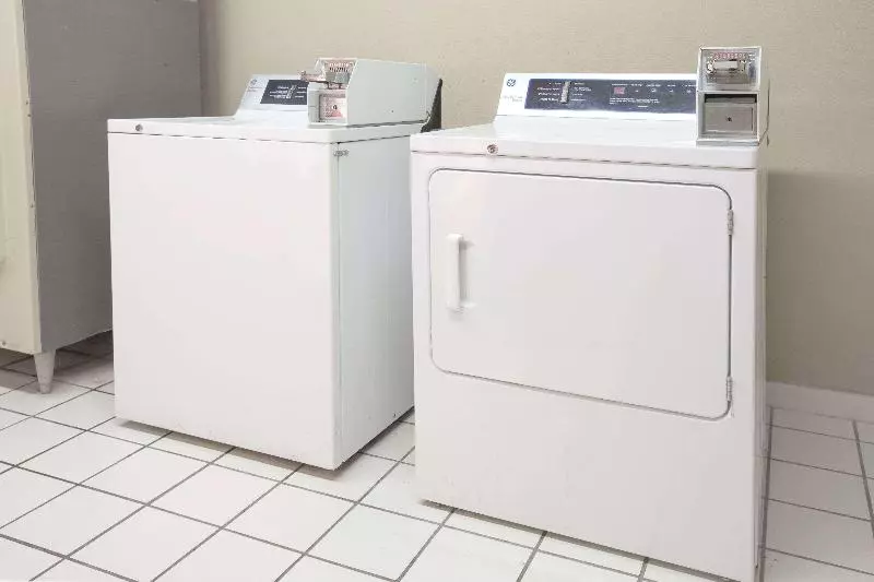 ホテル Days Inn & Suites By Wyndham Pine Bluff