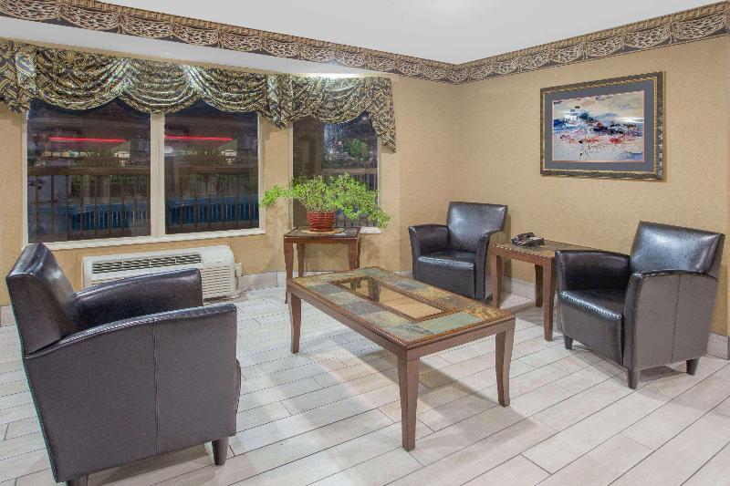 فندق Days Inn & Suites By Wyndham Pine Bluff