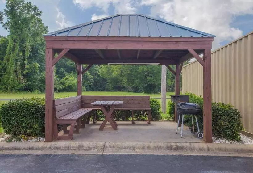 ホテル Days Inn & Suites By Wyndham Pine Bluff