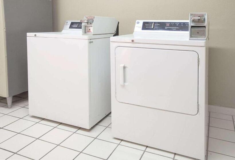 فندق Days Inn & Suites By Wyndham Pine Bluff