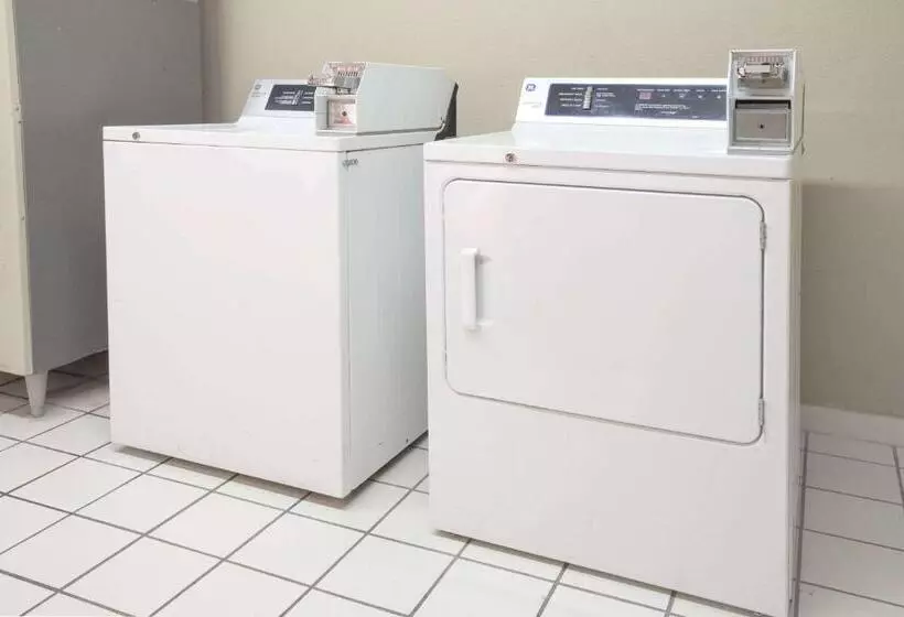 ホテル Days Inn & Suites By Wyndham Pine Bluff