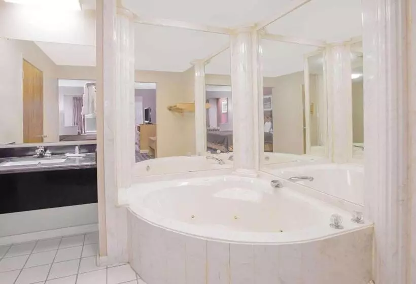 ホテル Days Inn & Suites By Wyndham Pine Bluff