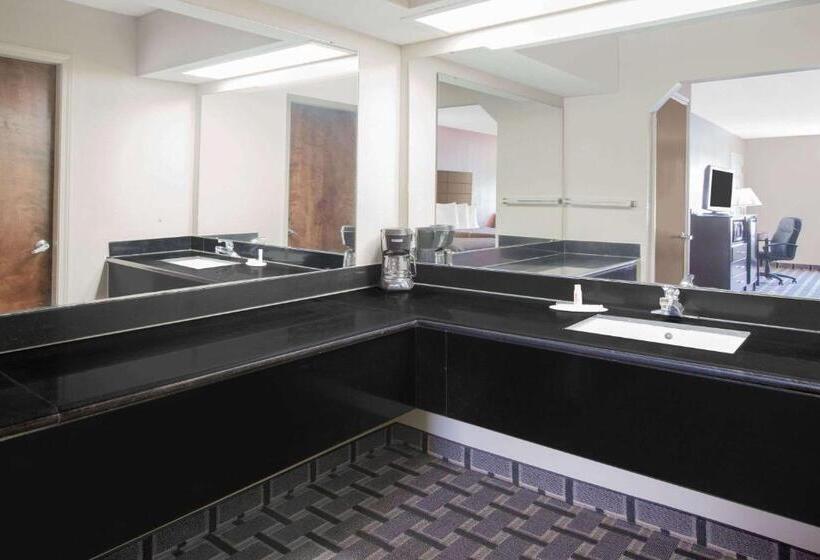 فندق Days Inn & Suites By Wyndham Pine Bluff