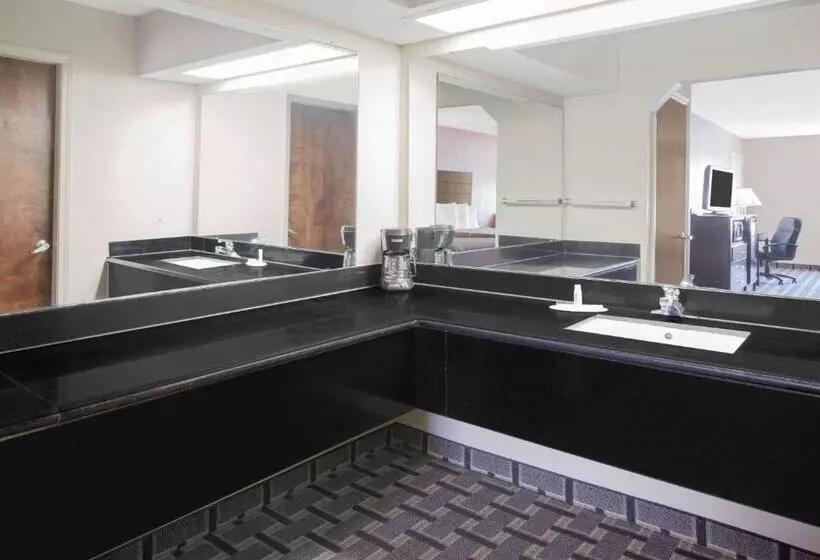 ホテル Days Inn & Suites By Wyndham Pine Bluff