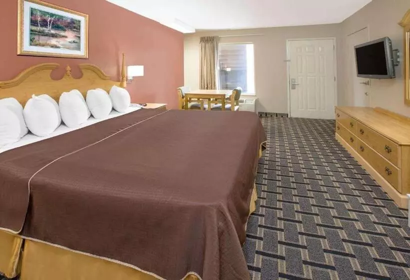 ホテル Days Inn & Suites By Wyndham Pine Bluff