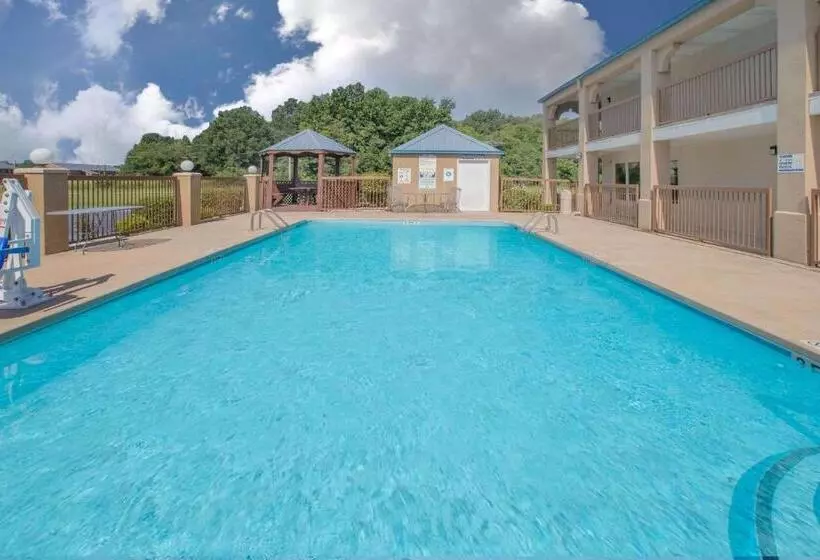 ホテル Days Inn & Suites By Wyndham Pine Bluff