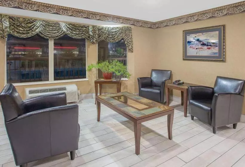 ホテル Days Inn & Suites By Wyndham Pine Bluff