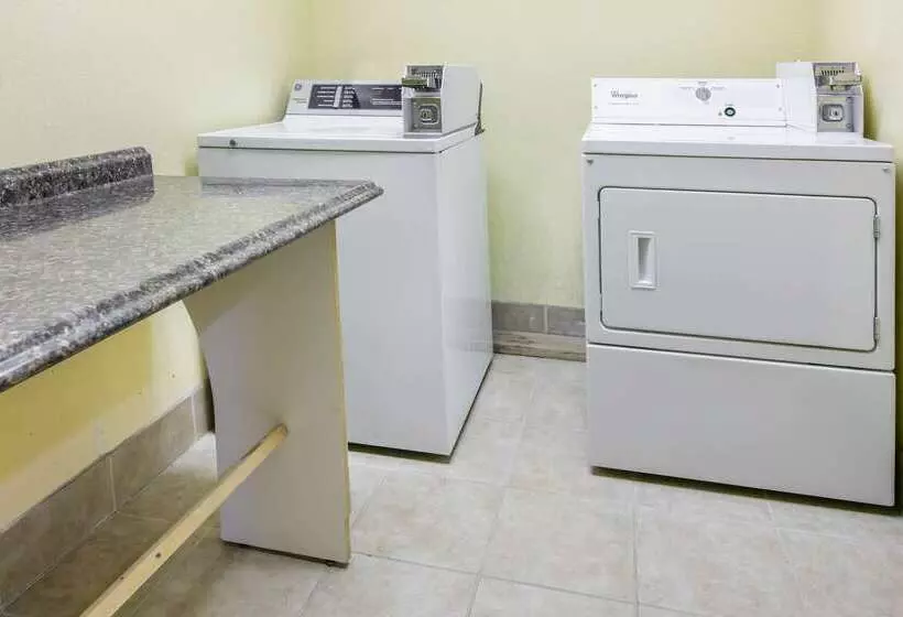 Отель Days Inn & Suites By Wyndham Pryor