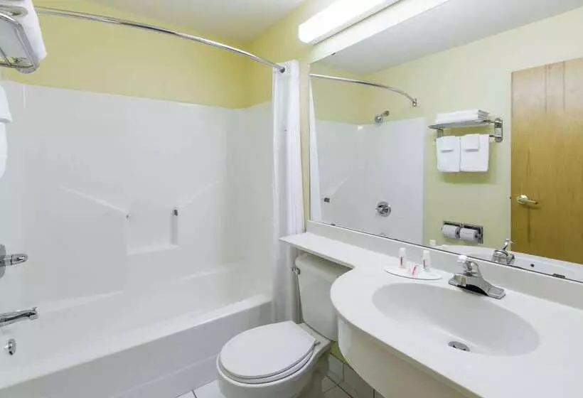 Отель Days Inn & Suites By Wyndham Pryor