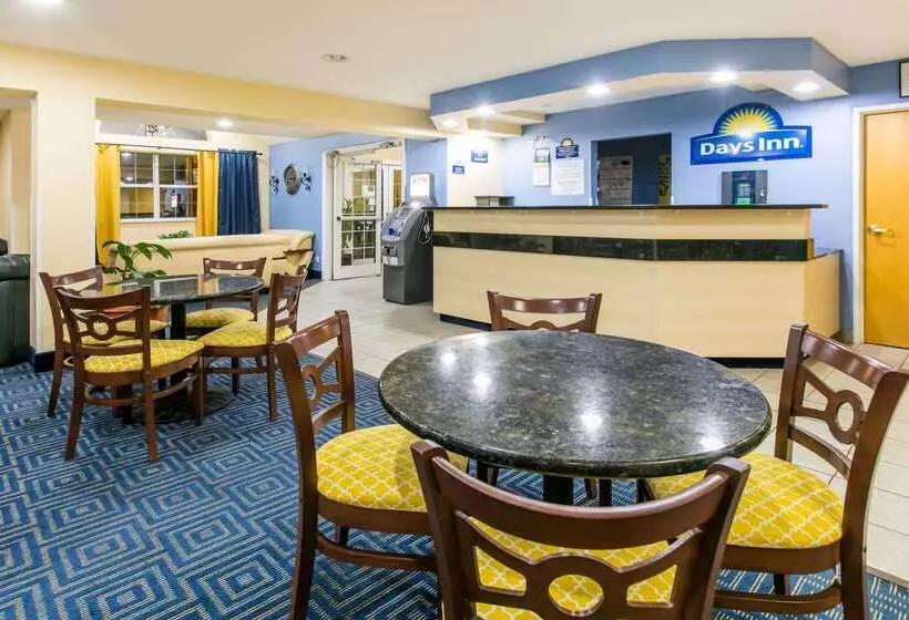 Отель Days Inn & Suites By Wyndham Pryor