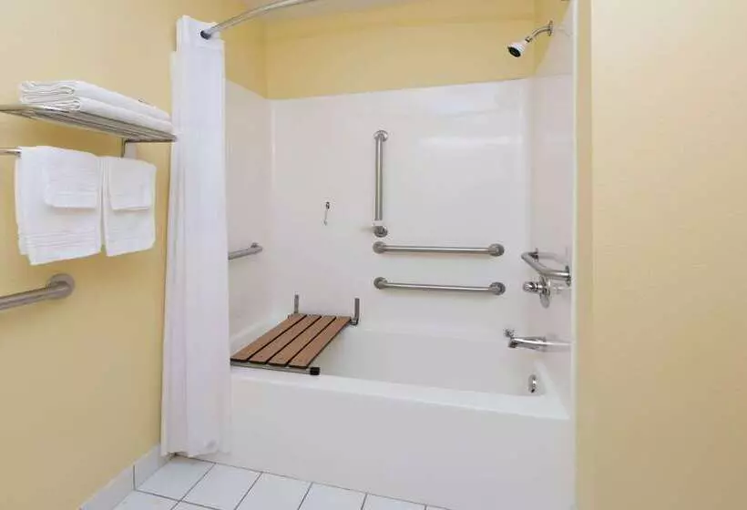 Отель Days Inn & Suites By Wyndham Pryor