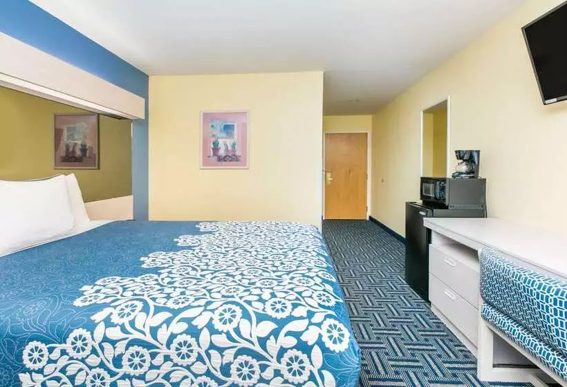 Отель Days Inn & Suites By Wyndham Pryor