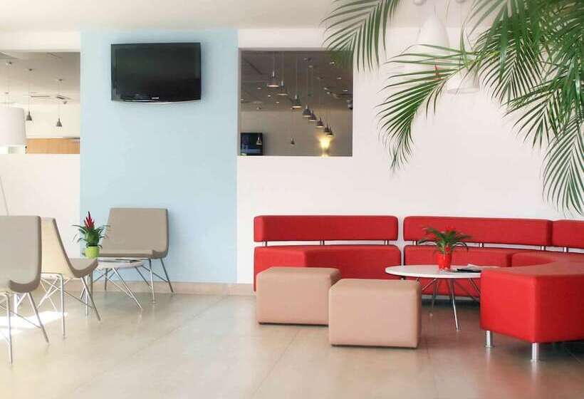 Отель Ibis Istres Trigance