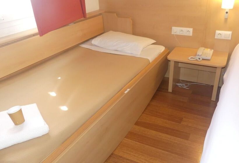 Отель Ibis Istres Trigance