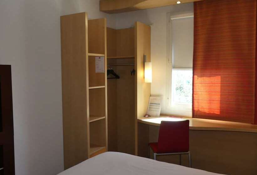 Отель Ibis Istres Trigance