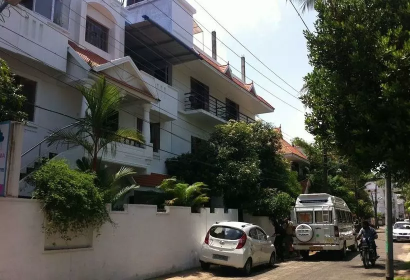 هتل Good Karma Inn