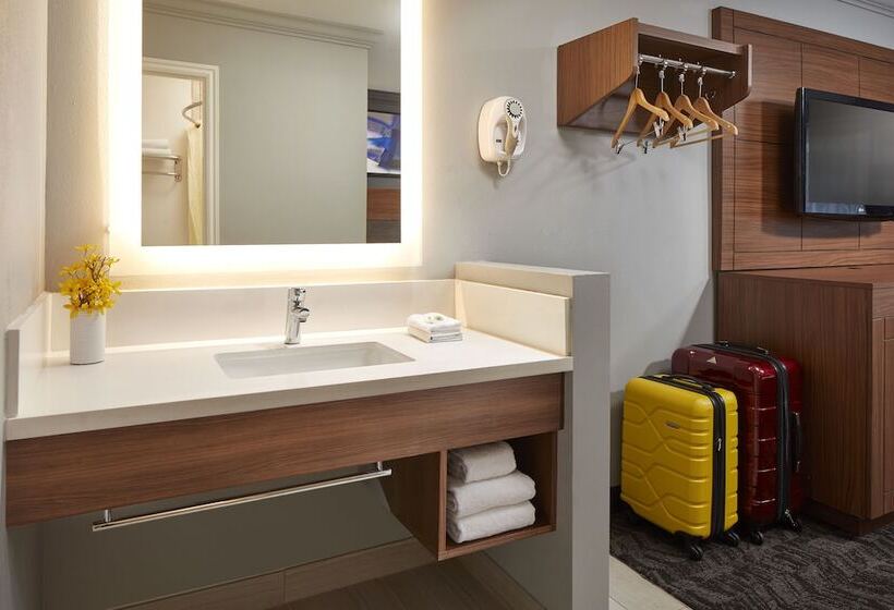 酒店 Studio Inn & Suites At Promenade Downey