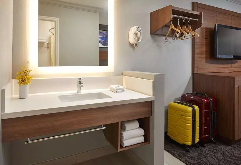 酒店 Studio Inn & Suites At Promenade Downey