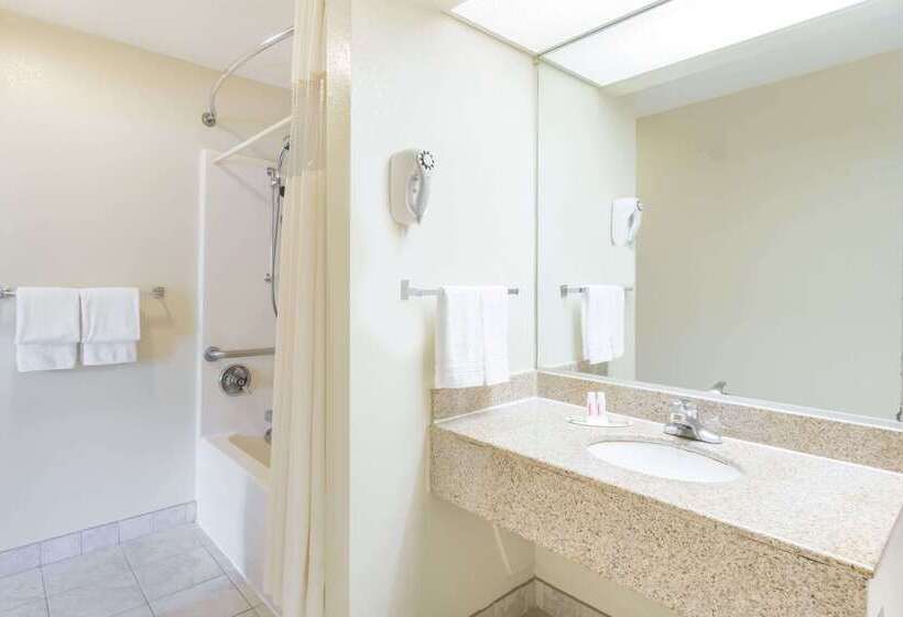 Отель Super 8 By Wyndham Stafford