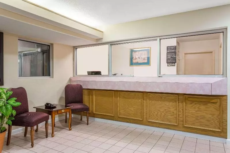 酒店 Super 8 By Wyndham Stafford