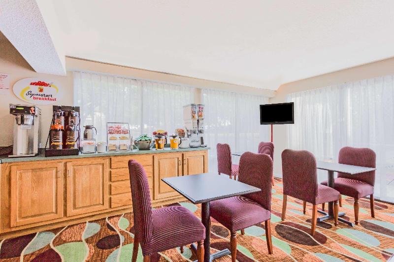 Отель Super 8 By Wyndham Stafford