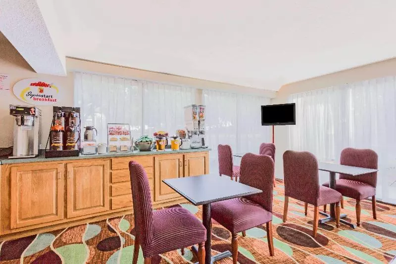 酒店 Super 8 By Wyndham Stafford