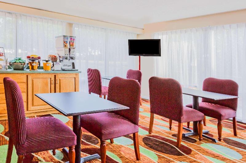 Отель Super 8 By Wyndham Stafford