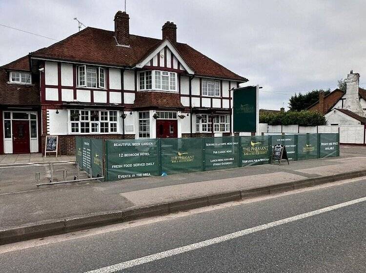 فندق The Pheasant Bar & Restaurant