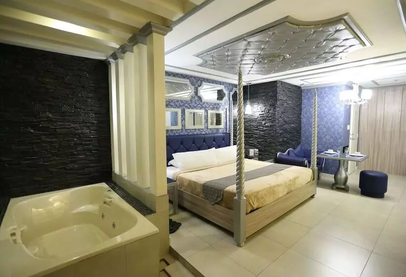 Отель Victoria Court Suites Pasig